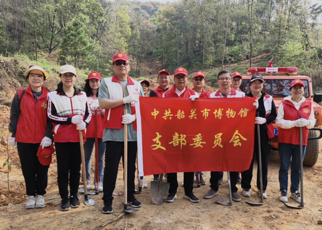 
            “植”此青绿 ，共“树”文脉 ——市博物馆党支部开展义务植树活动